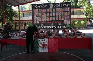 Para esclarecer la presunta participación de militares en la desaparición de los 43 normalistas de Ayotzinapa, el Ejército entregó información sobre el caso a los familiares de las víctimas y se espera que el titular de la Secretaría de la Defensa Nacional (Sedena), Luis Cresencio Sandoval, se reúna en las próximas semanas con el Grupo Interdisciplinario de Expertos Independientes (GIEI). (ARCHIVO)