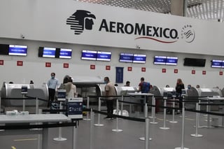 La Asociación Sindical de Sobrecargos de Aviación de México (ASSA) informó que Aeroméxico solicitó a la autoridad laboral la terminación de las relaciones individuales de trabajo de 374 sobrecargos. (ARCHIVO)
