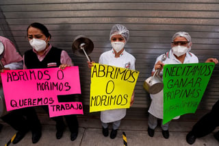 Los restaurantes son uno de los sectores más afectados de la economía en la Ciudad de México. Trabajadores de restaurantes protestan para solicitar al Gobierno que se les permita el ingreso de comensales a sus establecimientos ante la crisis económica provocada por la emergencia sanitaria de la COVID-19. (EL SIGLO DE TORREÓN) 