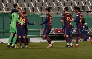 Celebran jugadores del Barcelona tras imponerse 3-2 en penales a la Real Sociedad, con lo que avanzaron a la final de la Supercopa. (EFE)