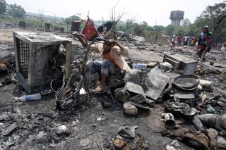 Unos 3,500 rohinyás perdieron hoy su hogar después de que un incendio en un campamento de refugiados en el sureste de Bangladesh redujo a cenizas más de 550 chozas, aunque no se produjeron muertos ni heridos graves, dijeron fuentes policiales. (ARCHIVO) 