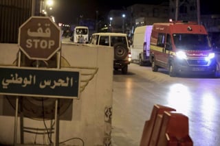 Al menos cinco personas murieron hoy y tres más resultaron heridos al explotar una bomba de fabricación artesanal en las proximidades de la ciudad de Tebesa (noreste), fronteriza con Túnez, informó el Ministerio de Defensa en un comunicado. (ESPECIAL)