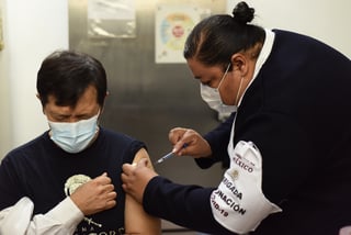 La Secretaría de Salud espera que el día de hoy concluya la primera etapa de vacunación contra el COVID-19 en la entidad.