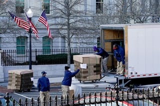 En redes sociales trascendieron las imágenes que muestran al camión de mudanzas afuera de la Casa Blanca (ESPECIAL)