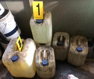 La orden fue cumplimentada en un inmueble del municipio de Ramos Arizpe, Coahuila, donde se aseguraron aproximadamente 14 mil 550 litros de hidrocarburo.
