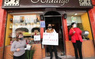 '¡Abrimos o morimos!', expresan en carteles y golpeando cucharas en cazuelas y ollas, en la puerta de restaurantes como el restaurante 'Hidalgo', ubicado en la avenida del mismo nombre.
(ESPECIAL)