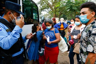El Ministerio Público salvadoreño informó el viernes que capturaron a tres hombres que supuestamente estaban organizando caravanas de migrantes que buscarían a unirse otro grupo de hondureños que salieron de San Pedro Sula rumbo a Estados Unidos. (ESPECIAL)