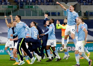 Lazio revivió sus aspiraciones de disputar de nueva cuenta la Liga de Campeones, al golear 3-0 a la Roma en el derbi capitalino disputado el viernes, dentro de la Serie A. (ESPECIAL)