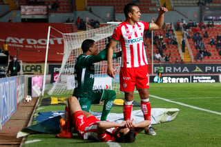 Durante el triunfo del Necaxa (1-0) sobre el Atlético de San Luis, el defensa de los hidrocálidos, Unai Bilbao, sufrió una aparatosa lesión por culpa de una anuncio publicitario. (JAM MEDIA)