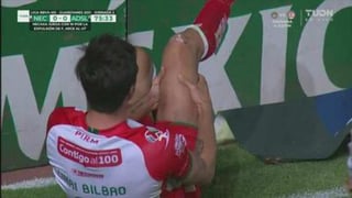 Durante el primer partido de la Jornada 2 del Guardianes 2021, el defensa del Necaxa, Unai Bilbao sufrió una 'escalofriante' lesión en la rodilla derecha. (ESPECIAL)