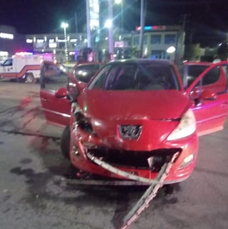 El accidente sucedió alrededor de las 23:30 horas de la noche del viernes, donde participaron María Paloma, conductora de un auto de la marca Peugeot, 207, en color rojo, con placas de circulación del estado de Durango y Adán, conductor de un vehículo de la marca Dodge, línea Stratus, en color gris.
(EL SIGLO DE TORREÓN)