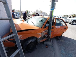 Taxista termina impactado contra una vivienda en Gómez Palacio tras chocar contra una camioneta; el conductor resultó con múltiples lesiones. (EL SIGLO DE TORREÓN)
