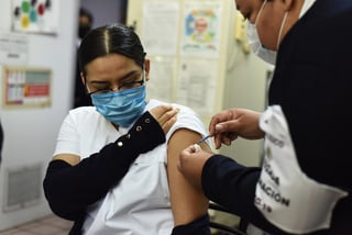 A través de su cuenta de Twitter, el gobernador de Durango, José Rosas Aispuro Torres informó que al cierre del viernes, se habían aplicado 3929 vacunas contra el COVID-19, cifra que representa un avance del 80.6 por ciento del total de dosis entregadas por el Gobierno Federal, en una primera etapa. (ESPECIAL)

