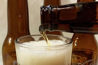 Ante las peticiones realizadas por gobiernos municipales para que se declare 'Ley Seca' por el aumento de casos de COVID-19, la Dirección General de Bebidas Alcohólicas del estado solicitó a los permisionarios vender cerveza al tiempo y sin hielo. (ESPECIAL)