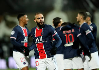 Layvin Kurzawa festeja luego de marcar el único tanto del partido, en la victoria del Paris Saint-Germain 1-0 sobre Angers.