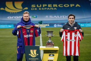 Ronald Koeman (i) director técnico del Barcelona y Marcelino García Toral, entrenador del Athletic de Bilbao, posan junto al trofeo que se llevará el ganador de la Supercopa española.