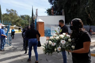 Los hospitales, funerarias y servicios crematorios del occidental estado de Jalisco, uno de los más poblados de México, están rebasados por la ola de contagios y muertes de las últimas cuatro semanas, que contrasta con la exitosa contención que la entidad había tenido del avance de la COVID-19 en el 2020. (EFE)