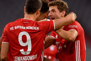 El Bayern se impuso este domingo por 2-1 ante el Friburgo, con goles de Robert Lewandowski y Thomas Müller, en un difícil partido en el que se encontró con un rival que intentó jugarle de igual a igual y que estuvo cerca del empate. (Especial) 
