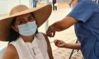 La regidora de Morena en Acapulco, Patricia Batani Giles, recibió la vacuna contra COVID-19, sin estar en la primera línea de atención en la pandemia. (ESPECIAL)