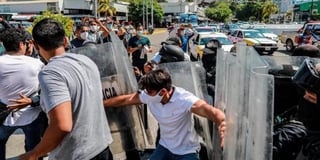 Autoridades de protección civil clausuraron este domingo una discoteca que trabajaba de manera clandestina en el balneario mexicano de Acapulco, en el sureño estado de Guerrero, y desalojaron a unas 400 personas tras no cumplir con las medidas de salud establecidas por la pandemia de COVID-19. (AGENCIAS / EFE) 