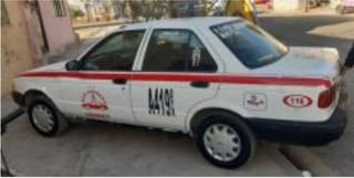 Se trata de un taxi de la marca Nissan, línea Tsuru, modelo 2016, de color rojo con blanco, de la base de Ecoexprés.