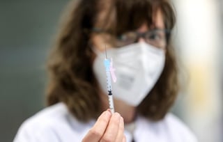 El Gobierno alemán indicó este lunes que no tiene previsto alterar su plan de vacunación después de que Noruega decidiese revisar el suyo por la muerte de una veintena de pacientes terminales inoculados con la fórmula de BioNTech/Pfizer. (ARCHIVO) 