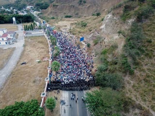 Más de 6,000 hondureños que conforman una caravana migrante rumbo a Estados Unidos continúan varados este lunes en una carretera en el este de Guatemala, sin que las fuerzas de seguridad permitan su avance desde el sábado. (ARCHIVO) 