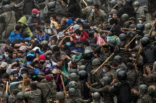 Cientos de migrantes hondureños despertaron el lunes cansados y hambrientos después de estar atrapados por segunda noche consecutiva junto a una carretera rural en Guatemala cuando la policía y soldados les prohibieron el paso. (ARCHIVO) 
