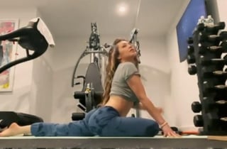 Este pasado domingo, la cantante mexicana Thalía arrasó en Instagram al publicar un video de ella disfrutando de una rutina de estiramientos tras ejercitarse. (Especial) 