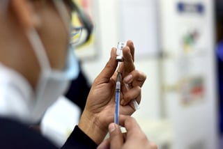 La Secretaría de Salud en Durango informó que con la segunda entrega de vacunas contra el SARS-CoV-2 se atenderá a todo el personal que labora en los hospitales COVID-19 que no están considerados de primera línea, es decir, que no se encuentran de forma directa con los pacientes contagiados.
(ARCHIVO)