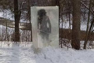 La figura del 'cavernícola congelado' fue colocada intencionalmente en el parque de Minneapolis aprovechando el clima gélido de ésta (ESPECIAL)  