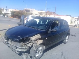 Los automóviles siniestrados fueron retirados del lugar con la ayuda de una grúa y depositados en un corralón de Torreón. (EL SIGLO DE TORREÓN)