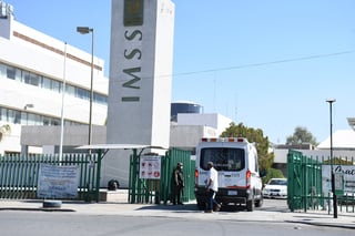 El motociclista fue trasladado al área de Urgencias de la Clínica 46 del Instituto Mexicano del Seguro Social (IMSS). (EL SIGLO DE TORREÓN)