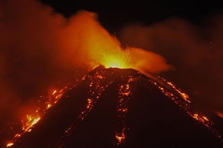 La explosión en el volcán Etna de Italia, dejó increíbles imágenes del desbordamiento de lava en éste (ESPECIAL) 