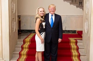 Tiffany Trump, hija del presidente de Estados Unidos, Donald Trump, anunció este martes su compromiso de matrimonio durante el último día de su padre en la Casa Blanca publicando una foto de pareja tomada en su interior.  (ESPECIAL) 