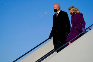 El presidente electo de Estados Unidos, Joe Biden, aterrizó este martes en la base aérea militar de Andrews (Maryland), en las afueras de Washington, donde el miércoles tomará posesión de su cargo. (AGENCIAS / AP) 
