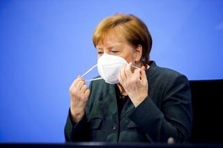 La canciller Angela Merkel y los gobernadores de los 16 estados de Alemania acordaron el martes prorrogar hasta mediados de febrero las restricciones implementadas en la nación a causa de la pandemia de coronavirus, en medio de temores de que las nuevas variantes del virus puedan provocar un nuevo repunte de casos. (AGENCIAS / AP) 