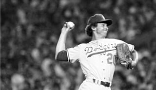 Don Sutton, lanzador de los Dodgers de Los Ángeles que llegó al Salón de la Fama y que fue protagonista habitual de la rotación del equipo desde la era de Sandy Koufax hasta la de Fernando Valenzuela, falleció el martes. Tenía 75 años. (AGENCIAS / AP )