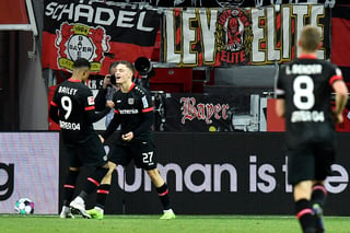 Florian Wirtz (27) celebra tras anotar el gol del triunfo del Bayer Leverkusen 2-1 sobre Borussia Dortmund. (AP)