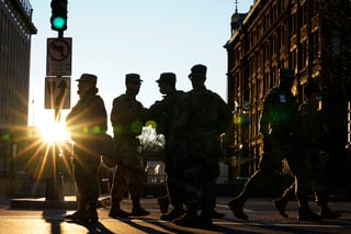 Otra decena de soldados fueron retirados del destacamento desplegado en Washington por asuntos no relacionados con el asalto. (ARCHIVO) 