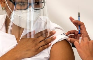 En esta jornada que inició a las 08:00 horas se inoculará al personal de salud que fue vacunado a partir del 28 de diciembre pasado, durante un lapso de seis días.(ARCHIVO)