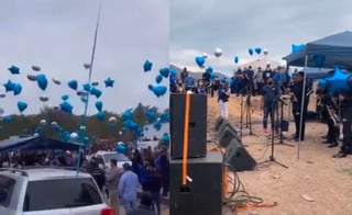 Durante la ceremonia, los asistentes soltaron globos azules y plateados en honor a Juan José Esparragoza Monzón, conocido como 'El Negro' o 'El Azulito' (CAPTURA) 