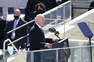 El demócrata Joe Biden firmó este miércoles en un acto en el Capitolio los primeros documentos como presidente de Estados Unidos, en un acto que transcurrió poco después de que fuera investido con 46º mandatario del país. (EFE) 
