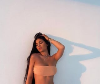 Kylie Jenner sorprendió en su cuenta de Instagram el pasado martes por la noche al compartir una serie de fotografías y videos presumiendo su curvilínea silueta frente al atardecer desde una maravillosa locación. (Especial) 