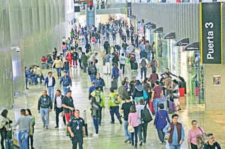 El Aeropuerto Internacional de la Ciudad de México (AICM) recibió a 21 millones 981 mil 711 pasajeros en 2020, es decir, 56% menos que en 2019, según cifras oficiales. (ARCHIVO)