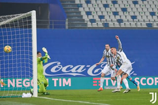 El portugués Cristiano Ronaldo, que anotó un gol este miércoles en el triunfo por 2-0 del Juventus contra el Nápoles y conquistó la Supercopa italiana, consideró que es un trofeo 'súper importante para ganar confianza'. (ESPECIAL)
