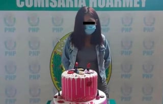 La imagen de la joven con su pastel se viralizó en redes sociales (CAPTURA) 