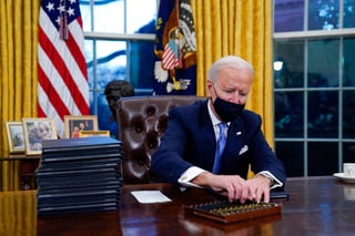 Joe Biden firma 15 acciones ejecutivas tras asumir el cargo de presidente de los Estados Unidos,, relativos a inmigración, cambio climático, igualdad racial y pandemia. (AGENCIAS / AP)