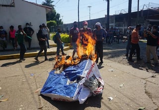 Decenas de migrantes centroamericanos golpearon y quemaron este miércoles en la suroriental ciudad mexicana de Tapachula una improvisada piñata para pedir al nuevo presidente de Estados Unidos, Joe Biden, que les deje ingresar a ese país. (AGENCIAS / EFE )