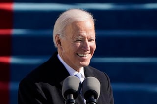 El presidente de EUA, Joe Biden, tiene lista de 53 medidas ejecutivas, que irá firmando en las próximas dos semanas, sobre aspectos tan amplios como el clima, la economía y la inmigración con las que espera revertir algunas políticas de su antecesor, Donald Trump. (AP)